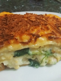 Una foto de Lasaña de bacalao, espinacas y langostinos