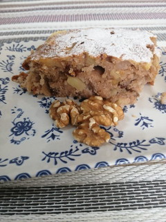 Una foto de Tarta de manzana, nueces y pasas