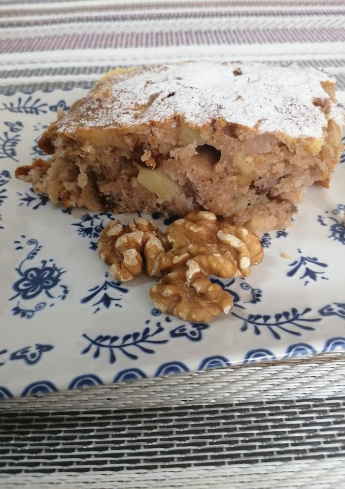 Una foto de Tarta de manzana, nueces y pasas