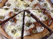 Una foto de pizza integral con vegetales