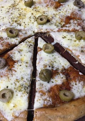 Una foto de Pizza con harina integral de trigo con legumbres (lentejas, garbanzos, porotos y arvejas)