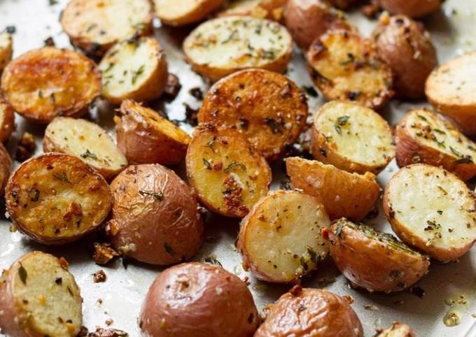 Recipe of Perfect Garlic and Thyme Roasted Red Potatoes