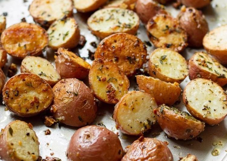 Steps to Prepare Quick Garlic and Thyme Roasted Red Potatoes