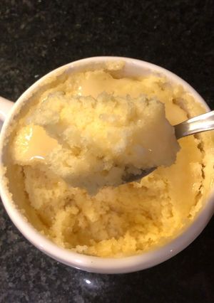 Una foto de Torta de limón en taza🍋❤️