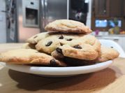 Una foto de galletas con chips