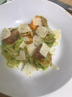 Una foto de Espaguetis de calabacín y zanahoria rallada con pesto de aguacate