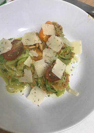 Una foto de Espaguetis de calabacín y zanahoria rallada con pesto de aguacate