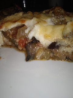 Una foto de Moussaka o lasaña griega de berenjena
