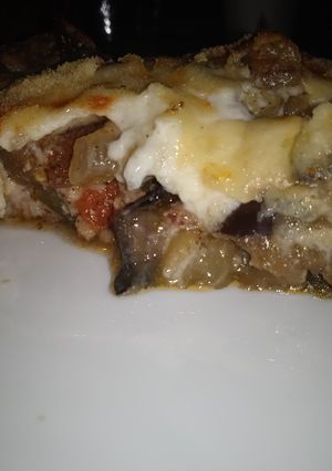 Una foto de Moussaka o lasaña griega de berenjena