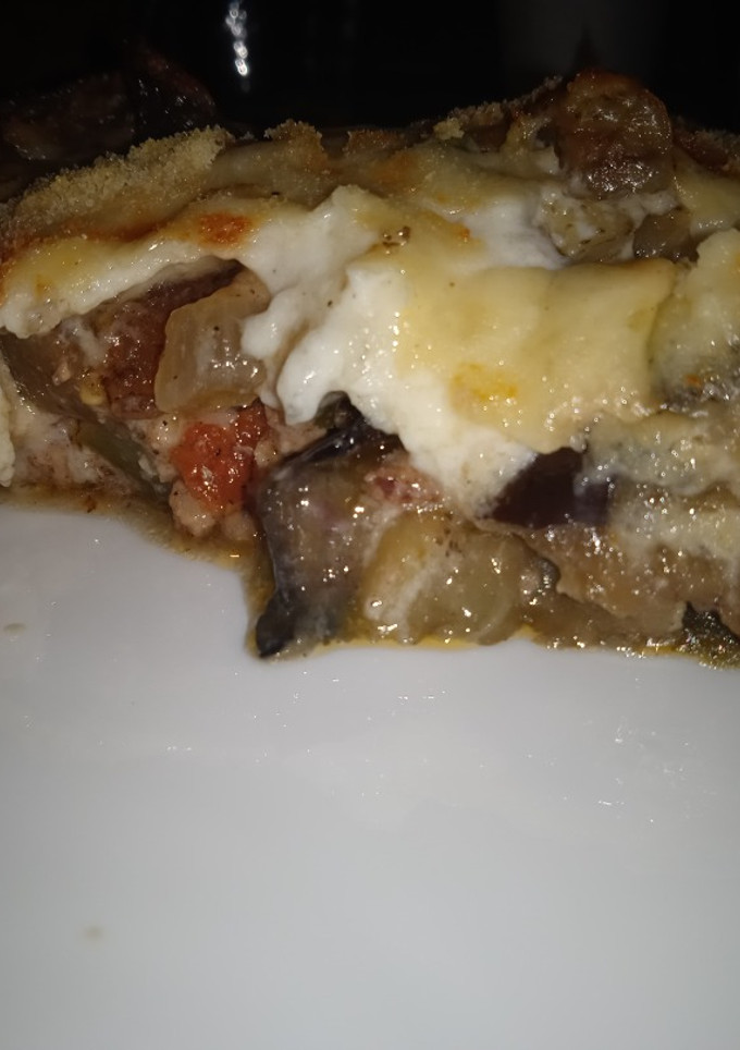 Una foto de Moussaka o lasaña griega de berenjena