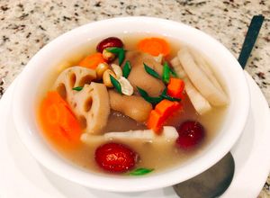 Hình của món Canh Củ Sen Táo Đỏ.