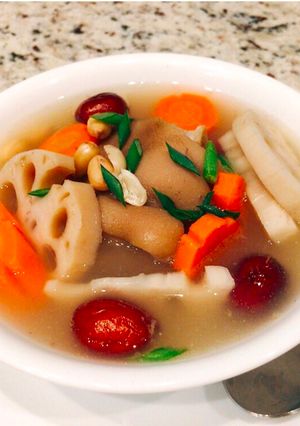 Hình của món Canh Củ Sen Táo Đỏ.