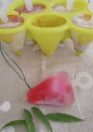 Une photo de Glace à l'eau verveine et framboises