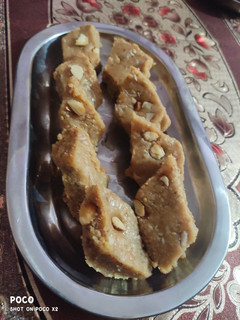 तिल मावा बर्फी (til mawa barfi recipe in Hindi) रेसिपी मुख्य फोटो