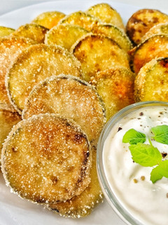 Una foto de Chips de calabacín súper crujiente con salsa de yogur