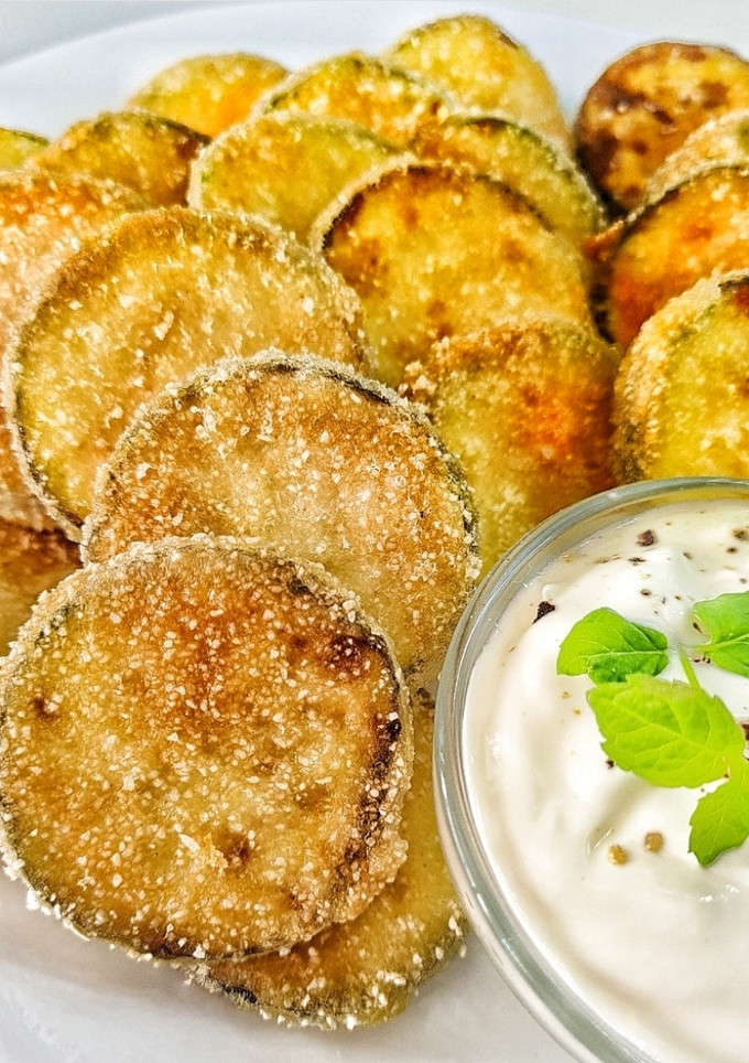 Una foto de Chips de calabacín súper crujiente con salsa de yogur