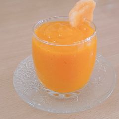 A picture of MELONGO=Maskmelon+mango smoothie.