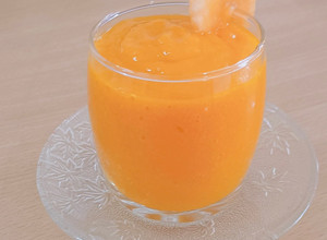 A picture of MELONGO=Maskmelon+mango smoothie.