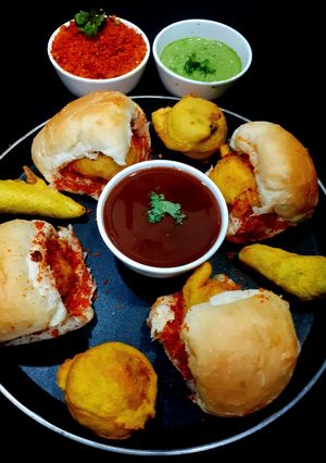 વડા પાઉં (Vada Pav Recipe In Gujarati) રેસીપી મુખ્ય ફોટો