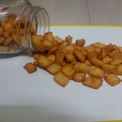 A picture of Cheeslings biscuits.