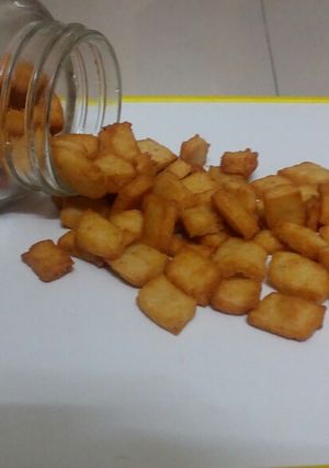 A picture of Cheeslings biscuits.