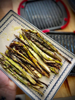 Una foto de Espárragos morados a la plancha (en Microwave Grill de Lékué —al microondas—)