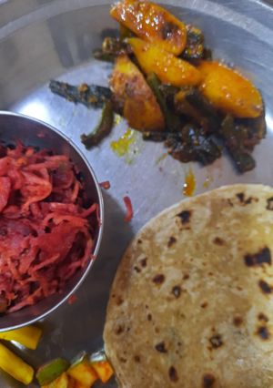 બીટ અને ગાજર નું સલાડ (Beet Carrot salad recipe in Gujarati) રેસીપી મુખ્ય ફોટો