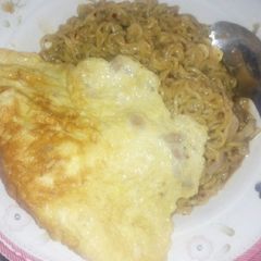 A picture of Simple indomie with friedegg.