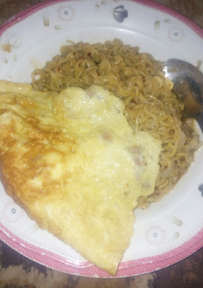 A picture of Simple indomie with friedegg.