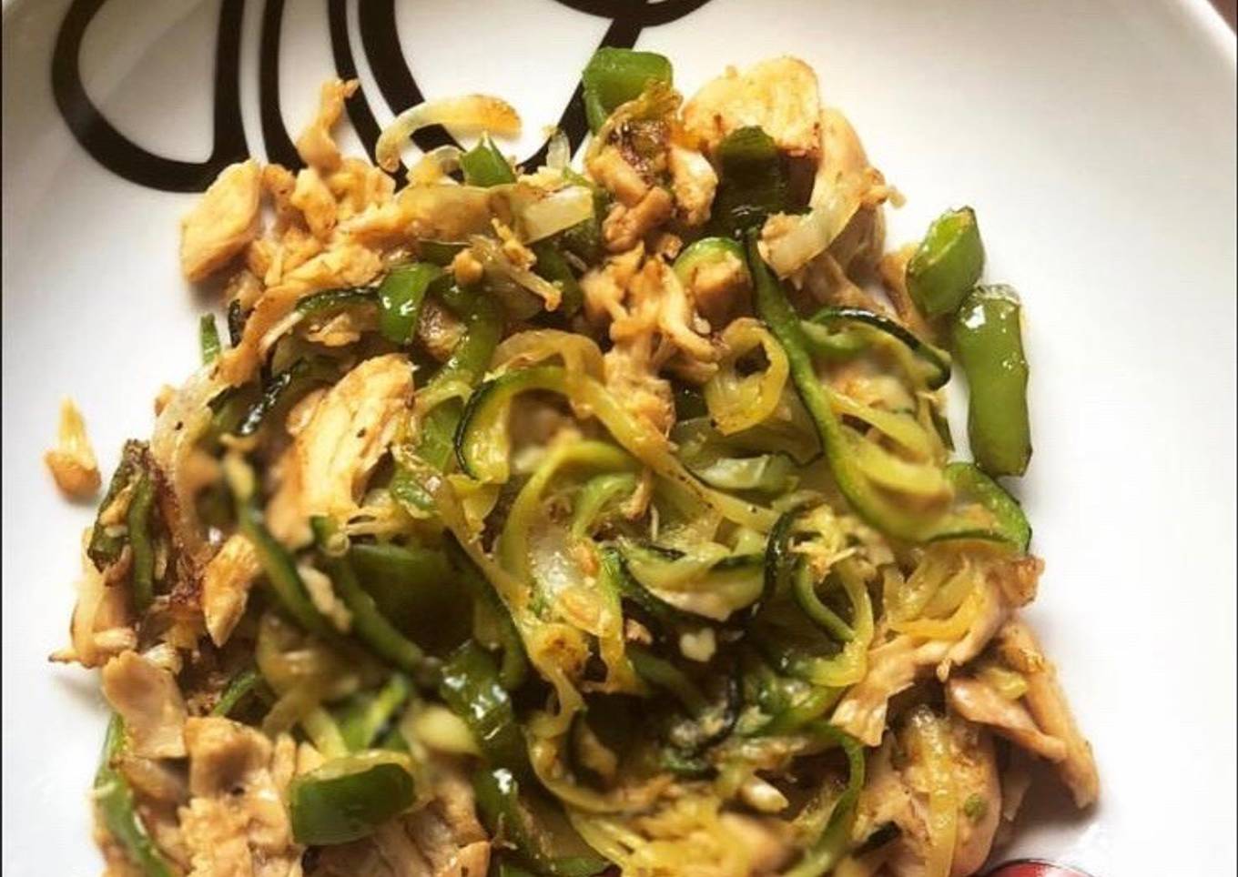 Tallarines de calabacín con pollo y soja