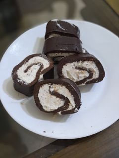 Una foto de Rollito de chocolate con queso crema