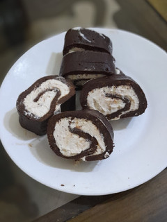 Una foto de Rollito de chocolate con queso crema