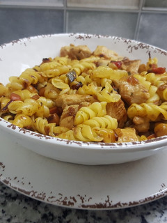 Una foto de Tirabuzones con pollo y algo más