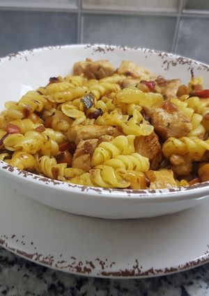 Una foto de Tirabuzones con pollo y algo más