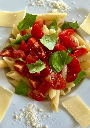 Penne Rigate friss fokhagymás paradicsomos szósszal recept fotója