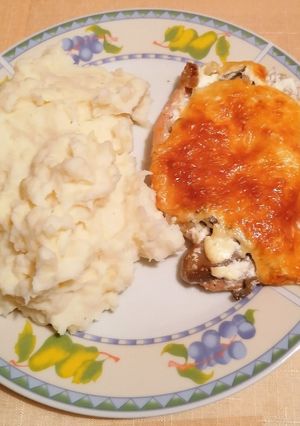 Tejfölös-gombás-sajtos karaj burgonyapürével recept fotója