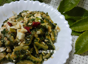 十分鐘上菜-金沙鹹蛋炒山苦瓜 的食譜成品照片