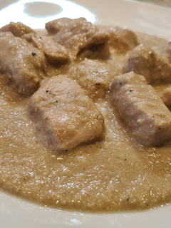 Una foto de Dados de pollo en salsa de calabacín y nueces