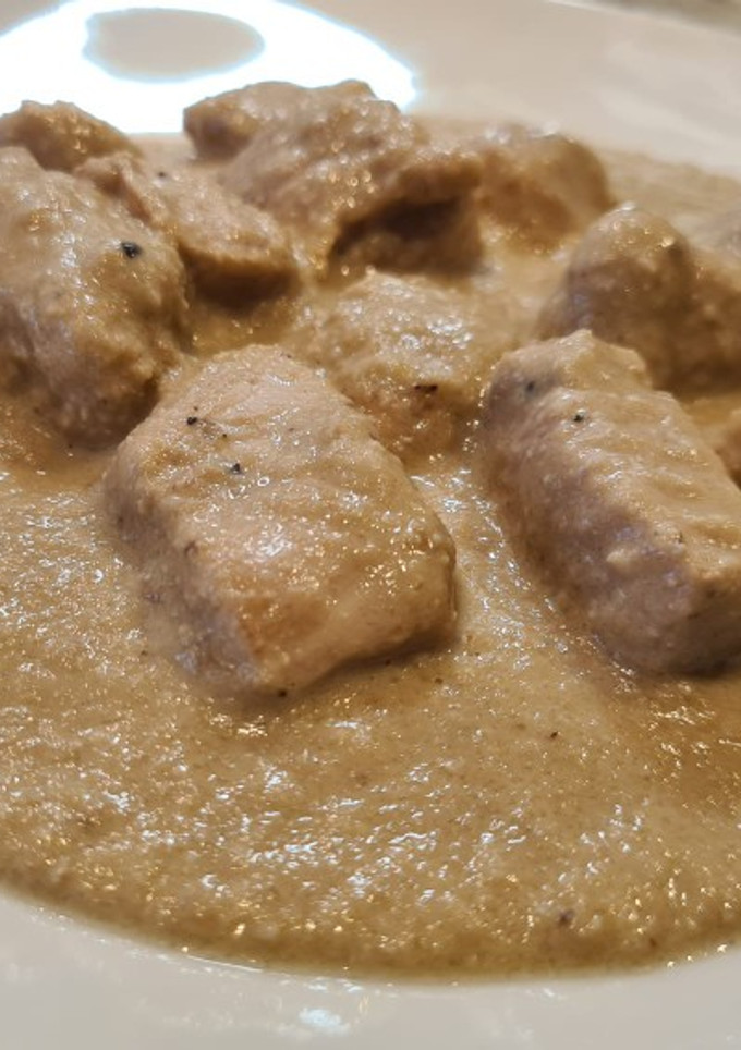 Una foto de Dados de pollo en salsa de calabacín y nueces