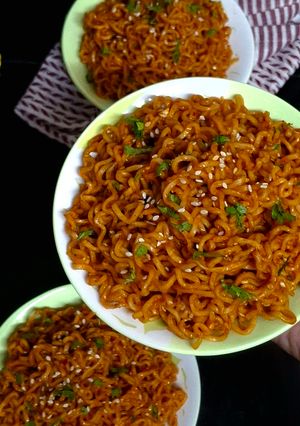 कोरियाई स्टाइल चिली गार्लिक मैगी रेसिपी मुख्य फोटो