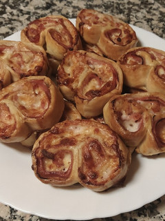 Una foto de Palmeritas de jamón york, queso y bacon