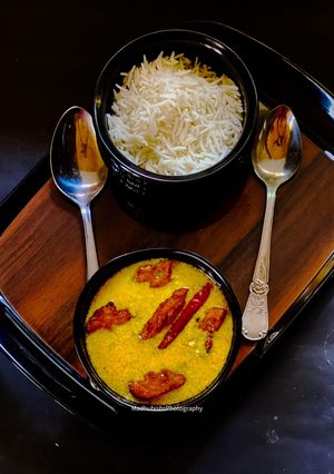 A picture of Punjabi Pakore Kadhi.