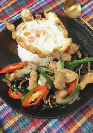 A picture of 🧑🏽‍🍳🧑🏼‍🍳 Stir fried Chicken with ginger Thai Style (Full Recipe)• Gai Pad King.