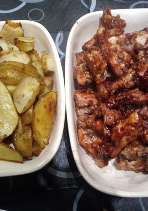 Una foto de Pollo a la barbacoa con papas rústicas
