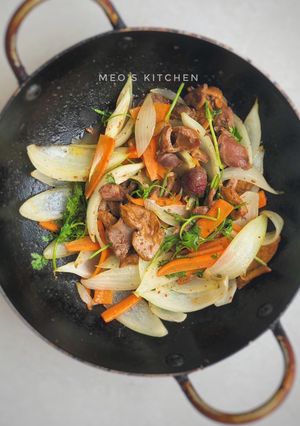 Hình của món Lòng gà xào cà rốt hành tây.