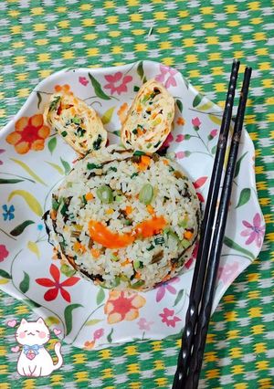 Hình của món Cơm rang thập cẩm và trứng cuộn rán.