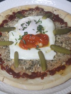 Una foto de Pizza de atún con huevo frito