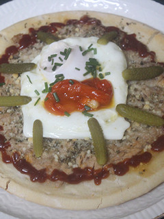 Una foto de Pizza de atún con huevo frito