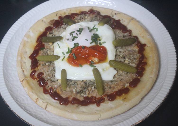 Pizza de atún con huevo frito