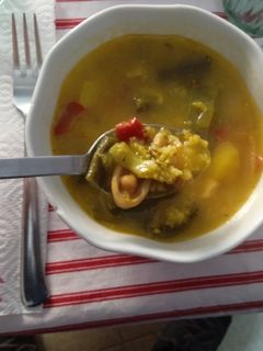 Una foto de Potaje de garbanzos, bacalao y sepia